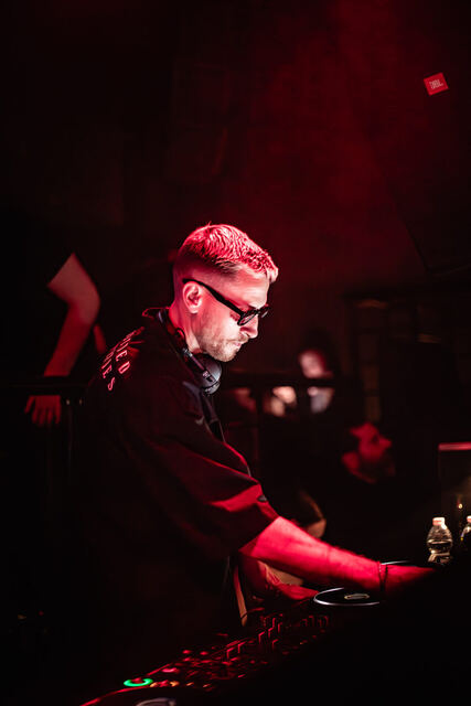 Eli Brown in console a Room26