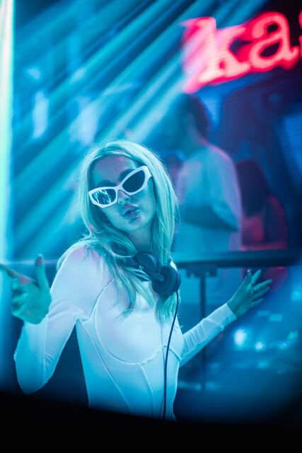 Pista di Room26, luci blu – Friday